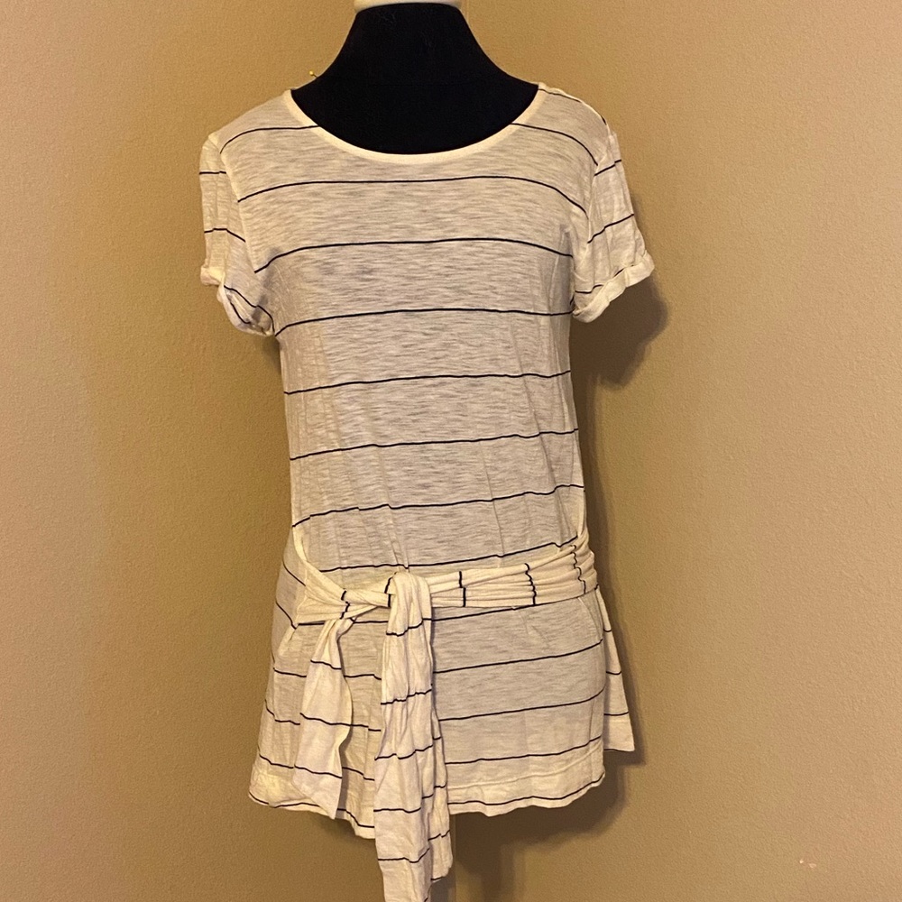 ❤️ Anthropologie T.LA striped tee shirt with self tie belt detail